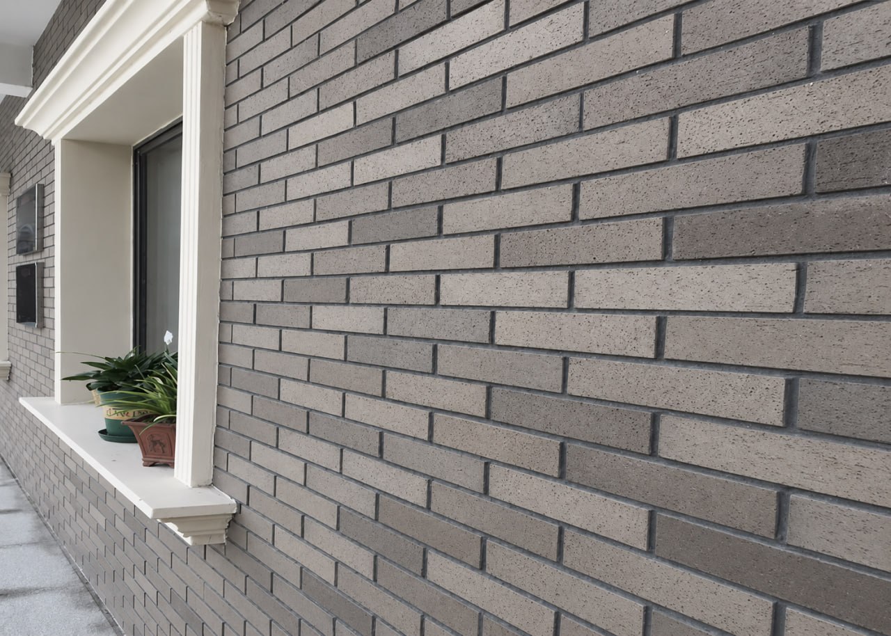 Close-up of dualtone layered accent brick staining