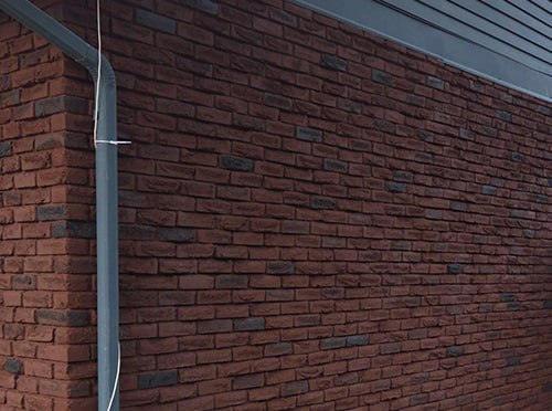 Close-up of dualtone layered accent brick staining